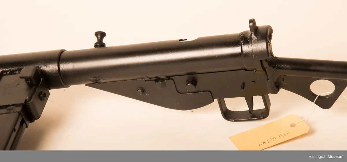 Maskinpistol, Sten mark II, produsert i Storbritannia ca. 1943-45. Mulig sluppet over Geilo/Hol-traktene under Andre verdenskrig. 
9 mm kaliber.