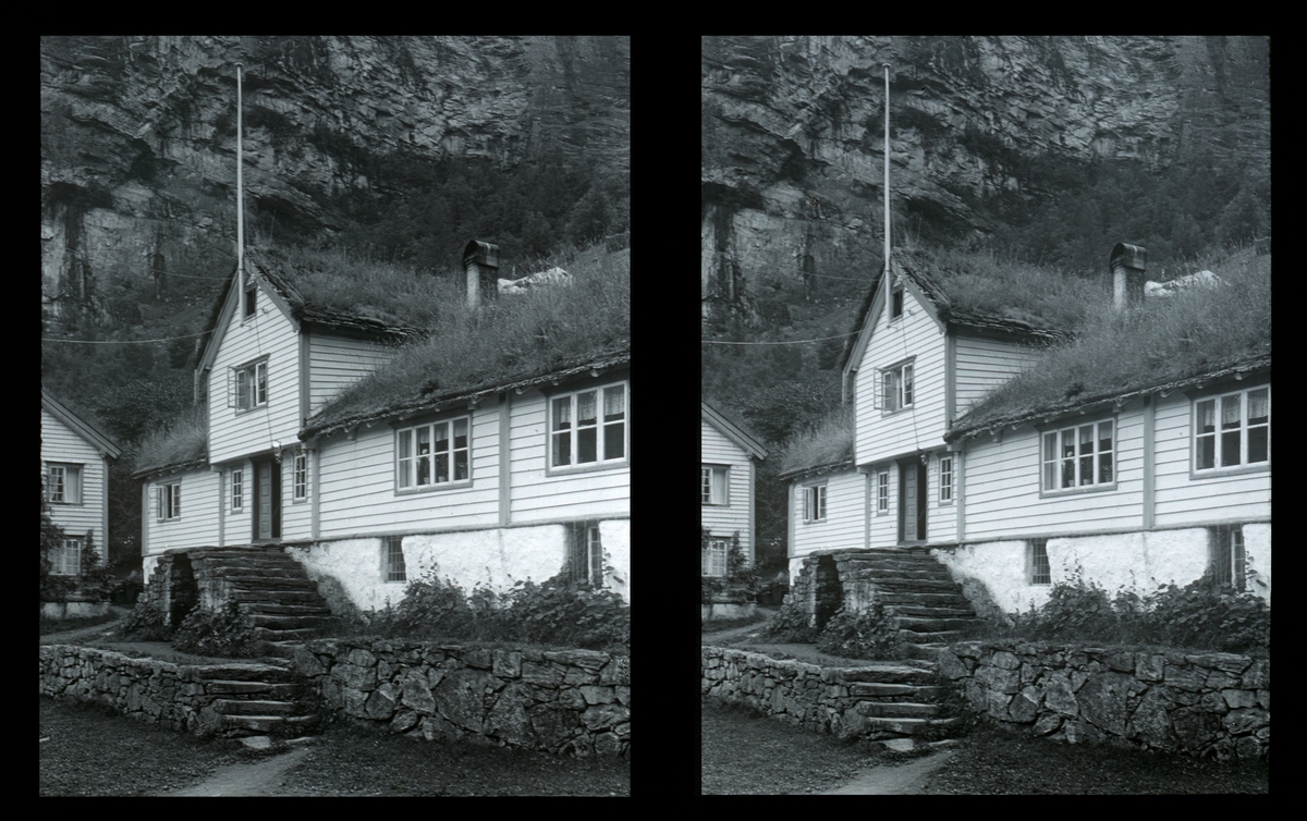 Bolig ved Geirangerfjorden. Tilhører Arkitekt Hans Grendahls samling av stereobilder.