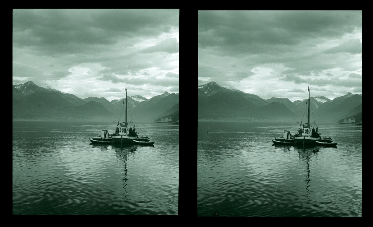 Fiskebåter på Romsdalsfjorden, ved Isfjorden. Tilhører Arkitekt Hans Grendahls samling av stereobilder.