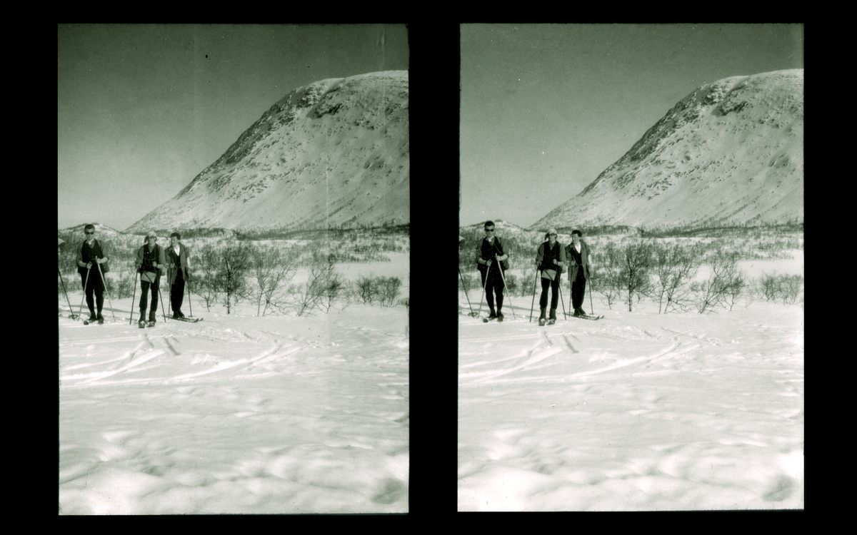 Unge menn i dress på ski i Trollheimen. Tilhører Arkitekt Hans Grendahls samling av stereobilder.