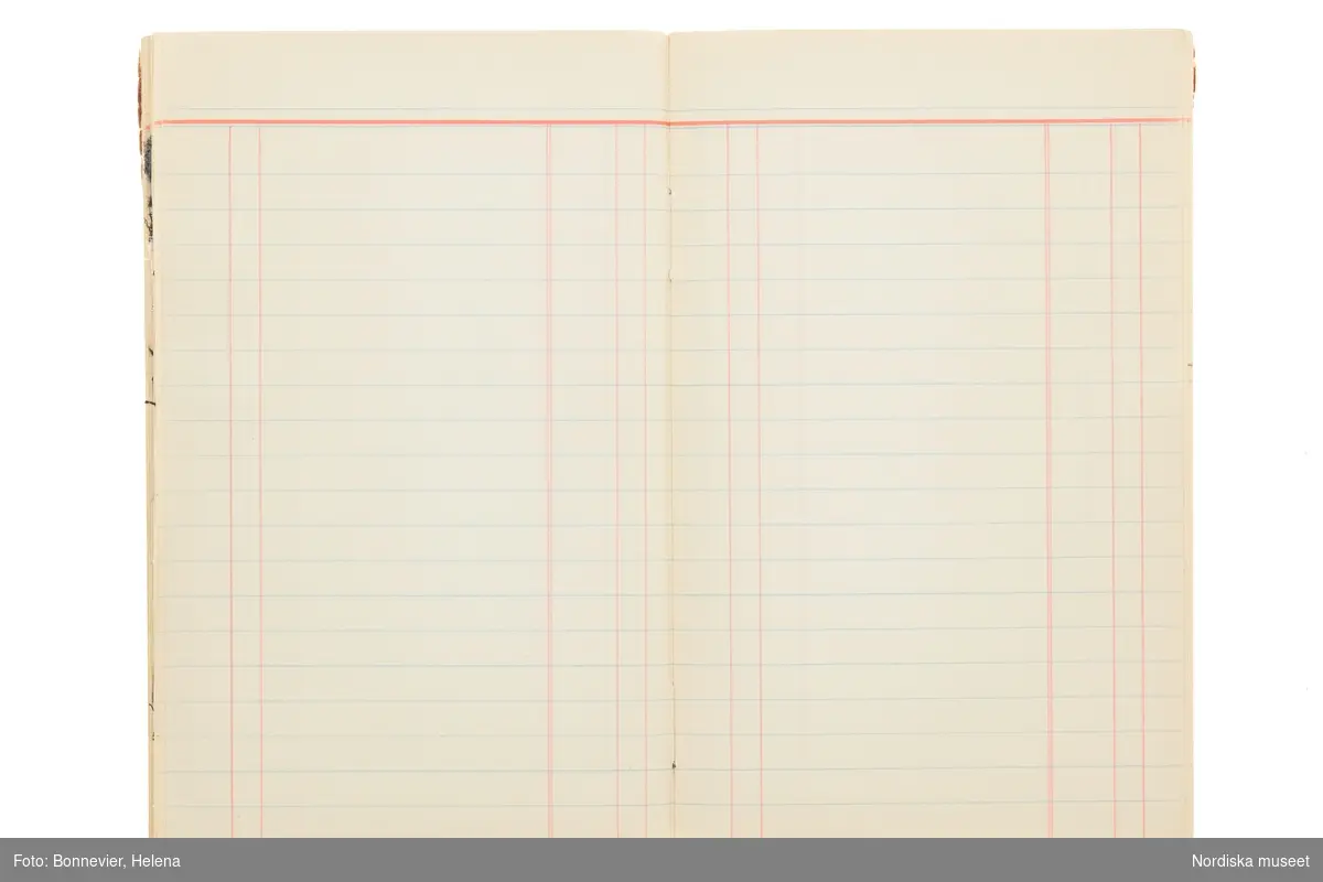 Tidbok som sträcker sig från 1954 till 1958, har tillhört sömmerskan Maj-Britt Holmström på NK:s Franska damskrädderi.  Här kan  utläsas kundernas namn, arbetstimmar samt materialangivelser.