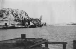 Lastekraner på malmkaia, sett fra pumphuskaia. 6. april 1946