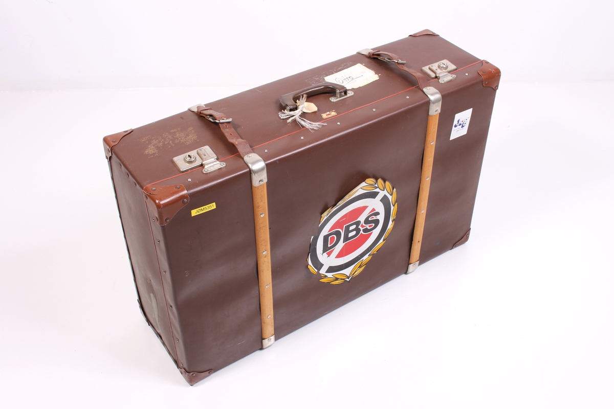 Koffert brukt av ansatt hos Øglænd. Med klistremerker, bl.a. med DBS-motiv.
