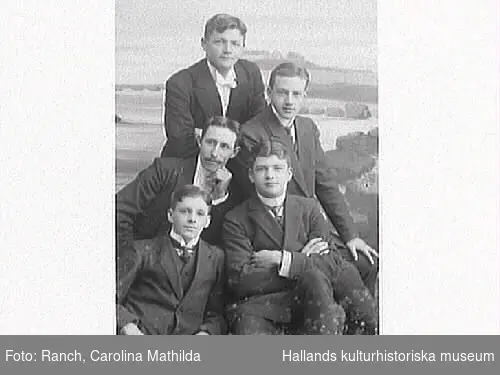 Anders Bäckström med mustasch, far till pojkarna William Bäckström, Charles Bäckström och Robert Bäckström. Okänt vem den 4:e personen är.