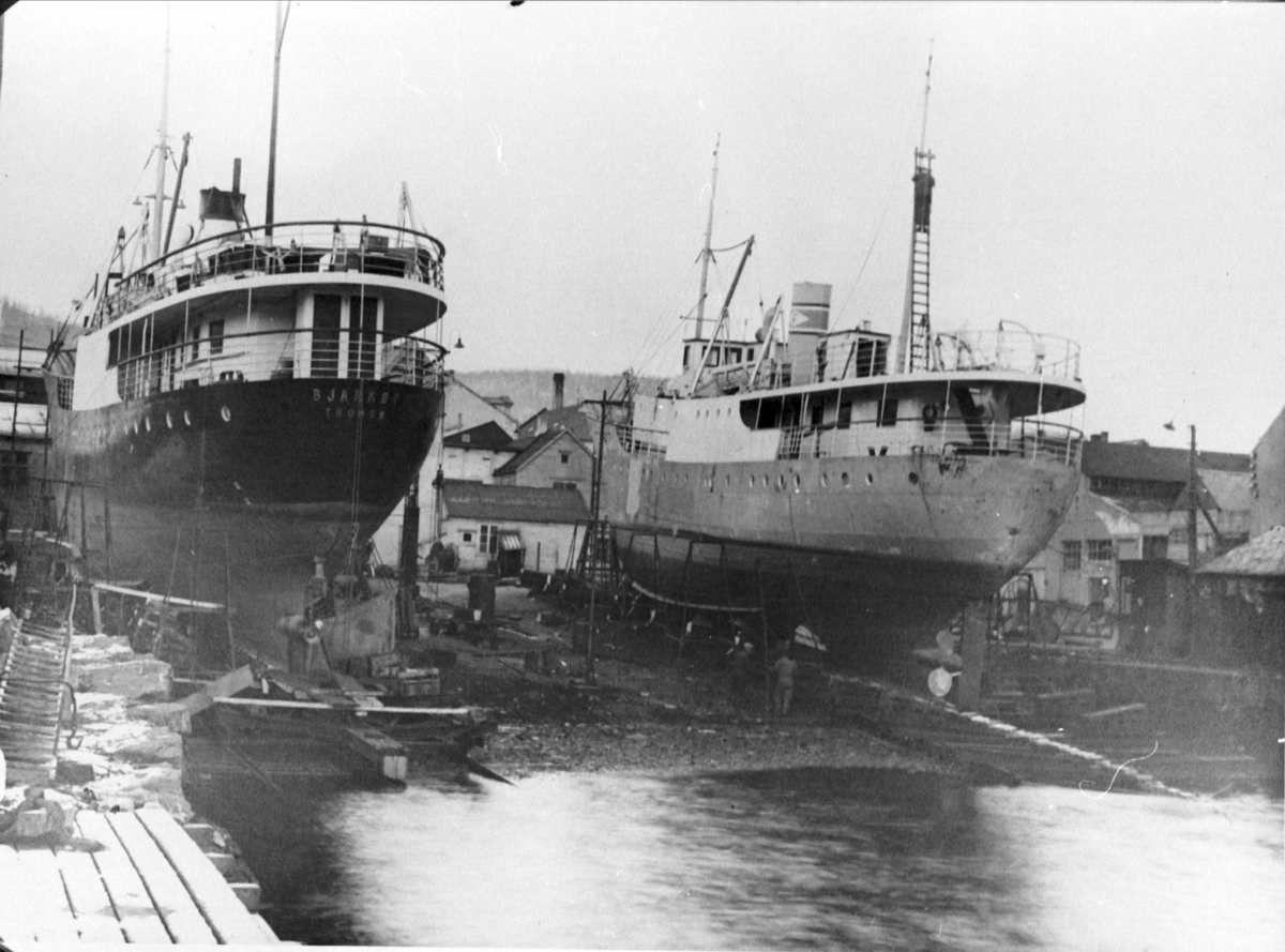 Søsterskipene M/S "Bjarkøy" og M/S "Hornøy" på slippen til KMV.