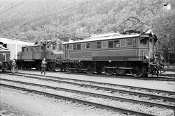 Lokomotiv med vogn nummer 2039 ved lokomotivstallen.