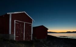 "Naust i solnedgang". Foto fra Framneslia mot vest, ut Ofotf