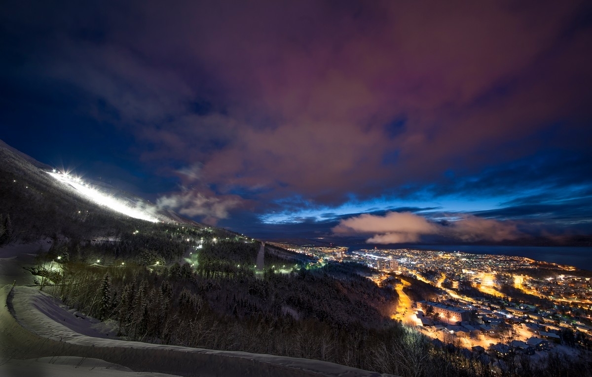 Ettermiddag/kveldsbilde fra Narvik.. Opplyst alpinbakke. Foto 10. feb 2016