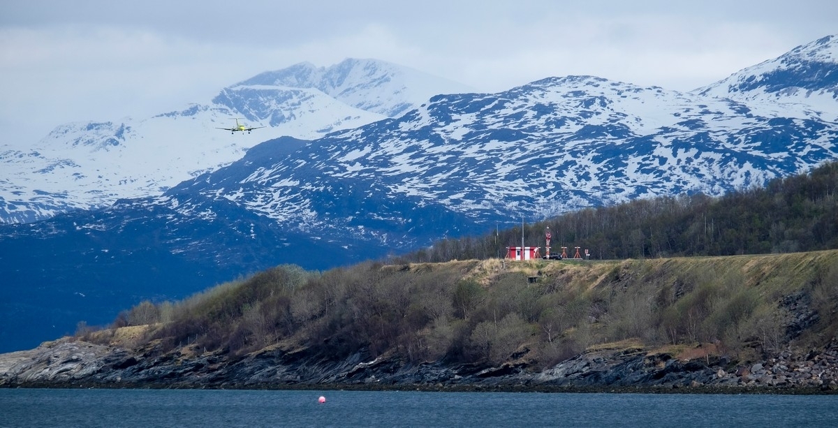 Gult ambulansefly inn for landing på Narvik lufthavn Framnes. 13. mai 2016. Foto fra Ankenes.