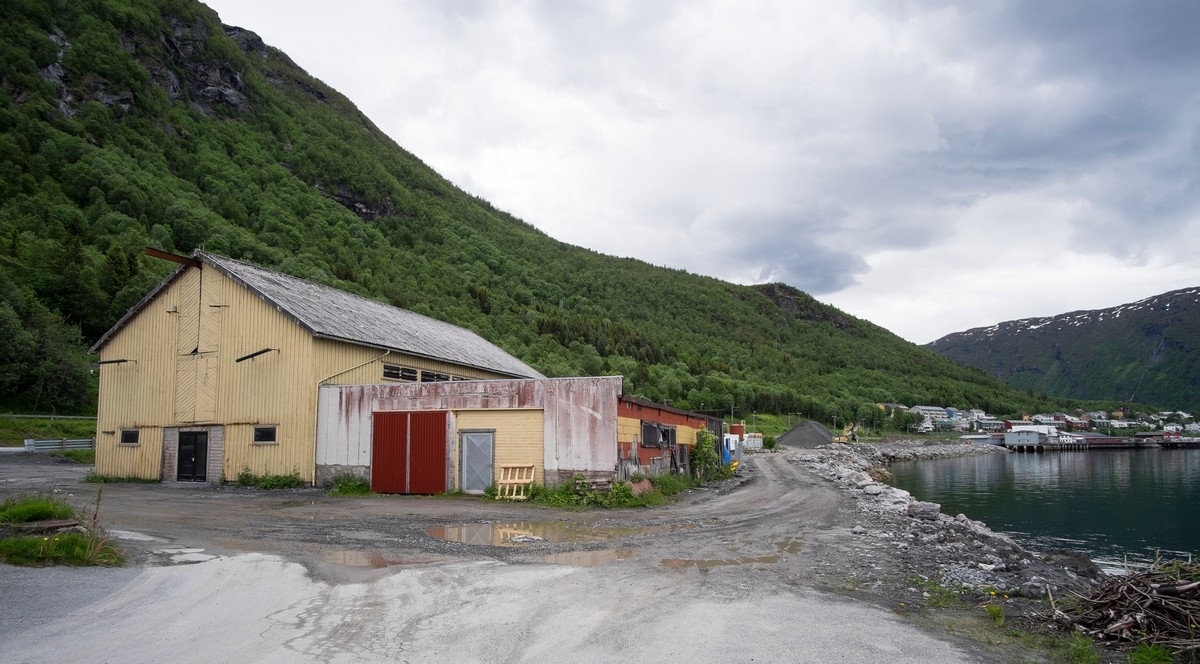 Bjørstad-brygga ved Narvik havn, og veien bort mot Holmlund oljeservice. Bilder på veien fra LKABs adm bygning til Fagerneskaia. Foto til artikkel i Fremover 2. juli 2016: "En tur langs havna?". Foto 21. juni 2016