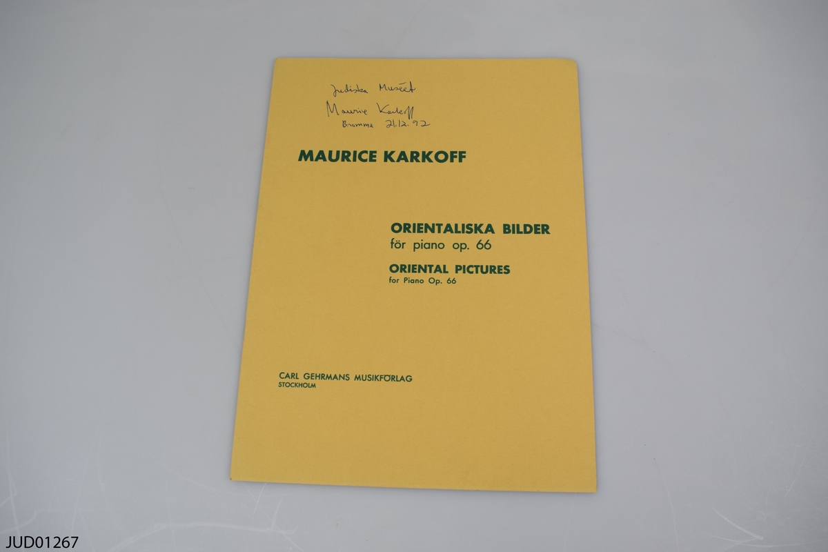 Vinylskivor och partitur. Maurice Karkoff "7 Pezzi. 6 kinesiska impressioner. Vision" (1976), "Vokal- och Kammarmusik" (1984), samt "Orientaliska bilder för piano. Op. 66" (1966), utgivet på Carl Gehrmans Musikförlag Stockholm.