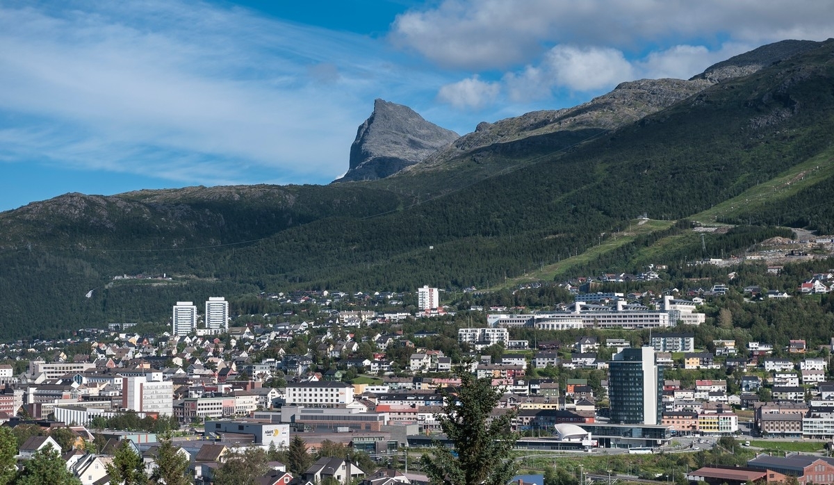 Narvik. Bilde fra en serie bilder tatt ettermiddag 7. aug 2018 fra området ved Solhaugen, dvs tvers over byen. Deler av serien viser det nye boligfeltet under utbygging i Øvre Fjellheim.