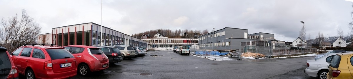 Foto av Framnes Ungdomsskole på Framnes i Narvik. I Taraldsvik skal Parken U-skole skal rives, og det skal bygges ny U-skole for hele kommunen. De første dagene av november 2017 ble det reist en "brakkeby" som i noen år fremover skal huse elevene fra Parken US. Panorama satt sammen av flere bilder.  Foto 6. nov 2017.