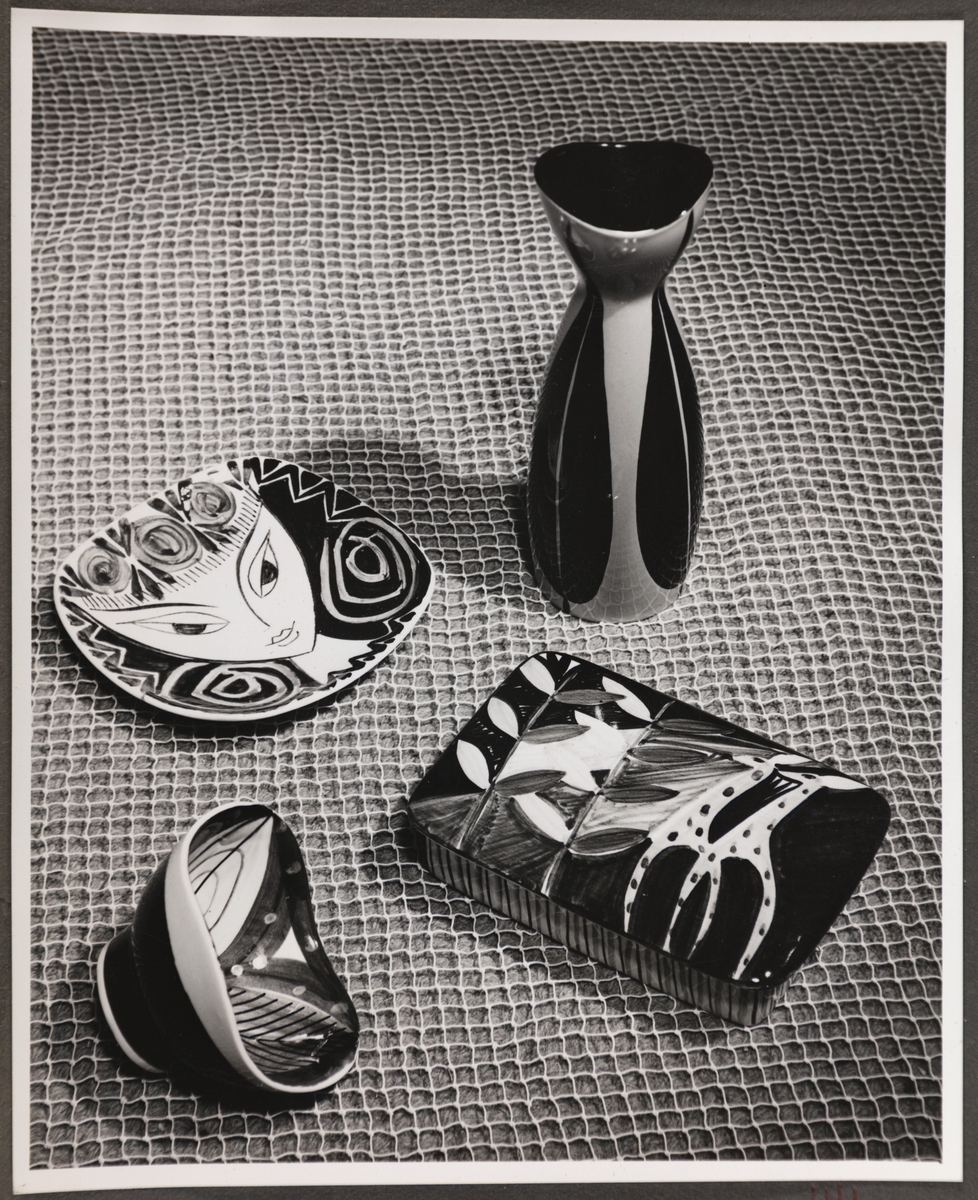 Kunstflint fra Stavangerflint A/S. Avbildede objekter viser dekorative prydartikler som fat, skål, skrin og vase.