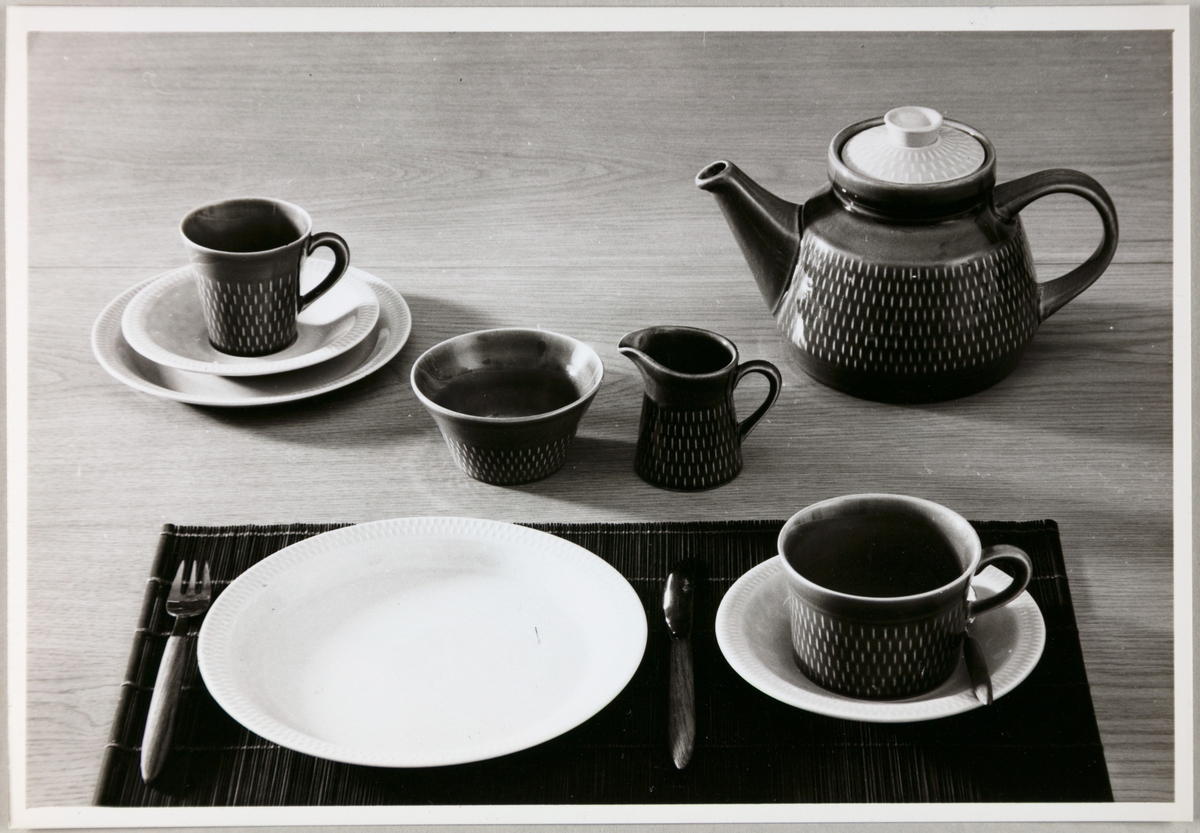 Reklamefoto av serviset "Brunette" fra Stavangerflint A/S. Borddekningen viser en tallerken og skål, sausenebb, gryte og fat. På de andre bildene er det dekket til te og kaffe med kopper, tekanne, fløtemugge og sukkerskål.