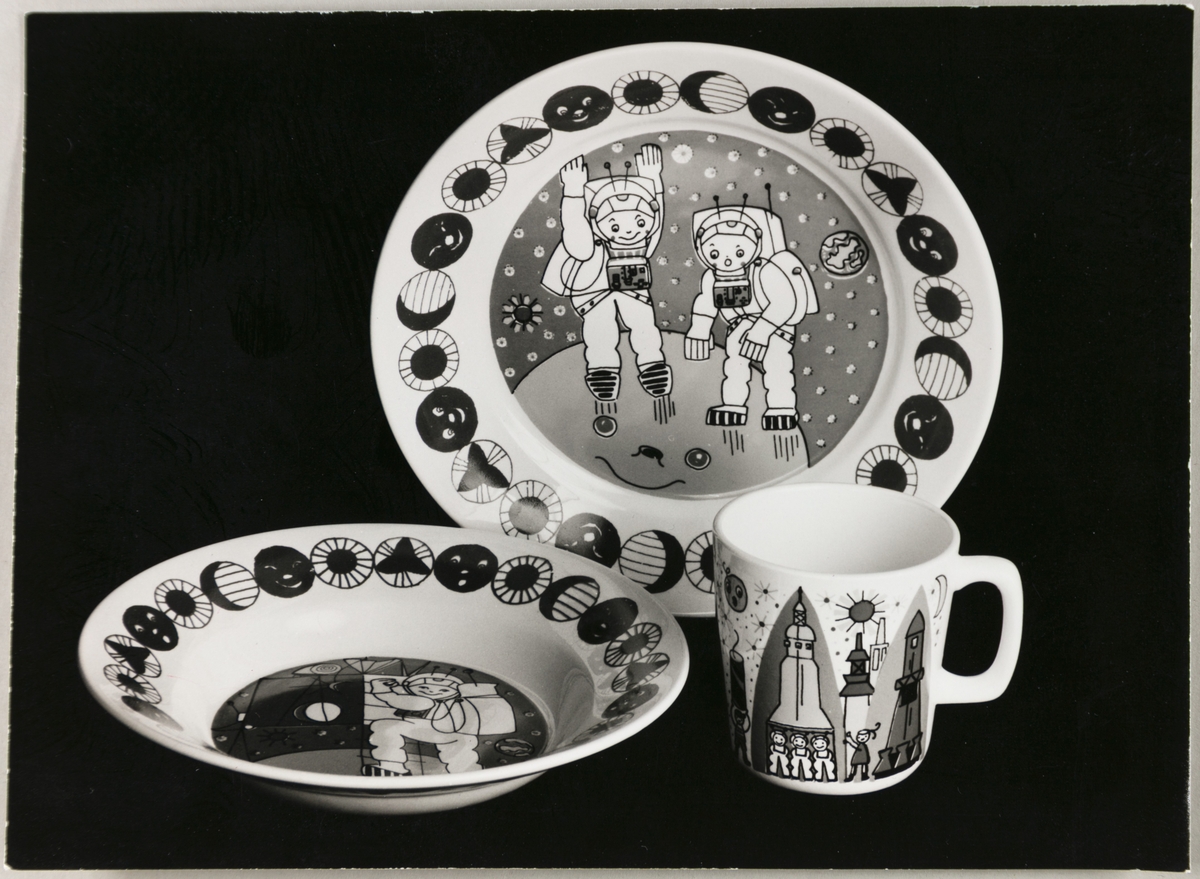 Barneserviset "Apollo" fra Stavangerflint A/S. Settet består av en tallerken, ei skål og en kopp med motiv fra månelandingen.
