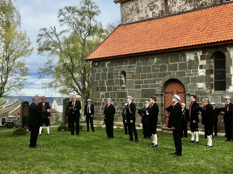 17. mai 2020. Mannskoret KK synger utendørs ved Søsterkirkene på Granavollen, med en meter avstand mellom sangerne. Foto: Anne Marie Hvattum (Foto/Photo)