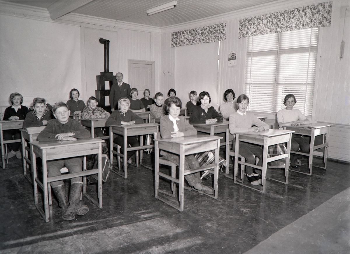 INTERIØR: KLASSEROM, SÅSTAD SKOLE, STANGE, KRETSSKOLE. Grendeskole. Klasserom, ukjente elever. Såstadskolen ble ned lagt 1962. 
