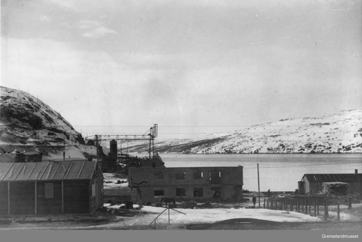 Malmkaia med lastekran sett fra Esbensens tomt, Kirkenes 23 april 1946.