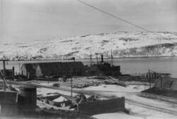 Pumphuskaia sett fra betongskolen/sykehuset, 23. april 1946.