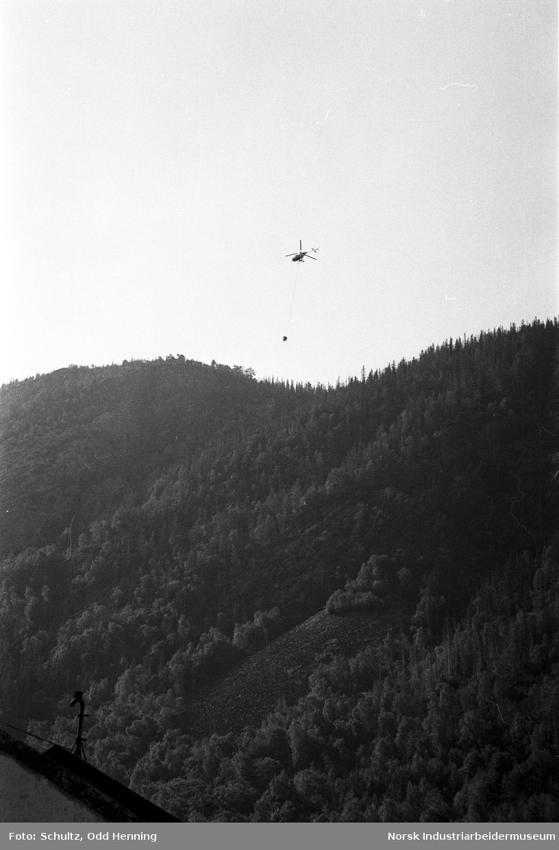 Helikopter med transport i ferdsel.