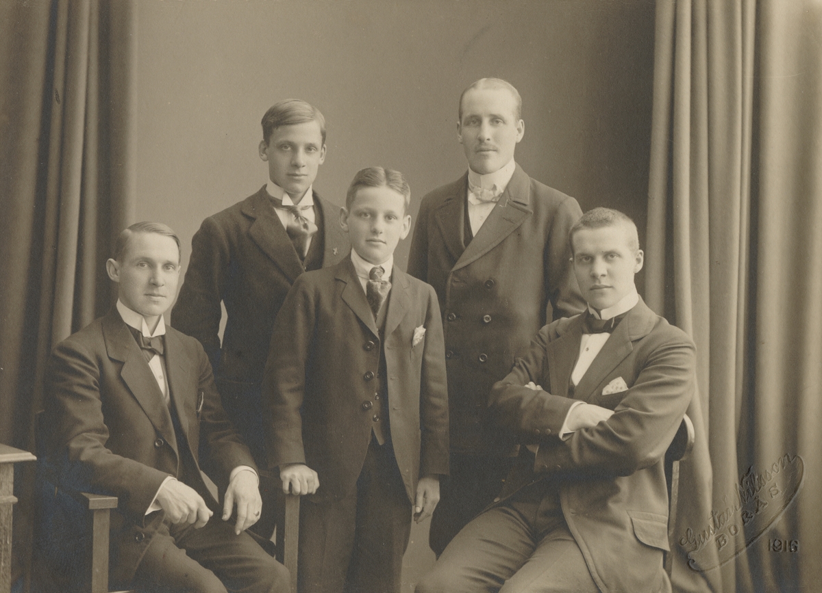Bröderna Petzäll, Borås 1916 4/6. Från vänster: Olle, Nils, Åke, Rolf, Erik