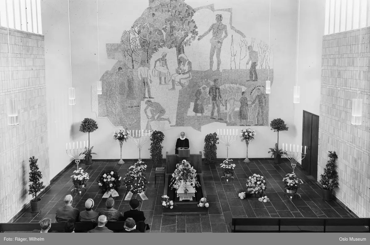 Østre gravlunds lille kapell, interiør, bisettelse, båre, blomster