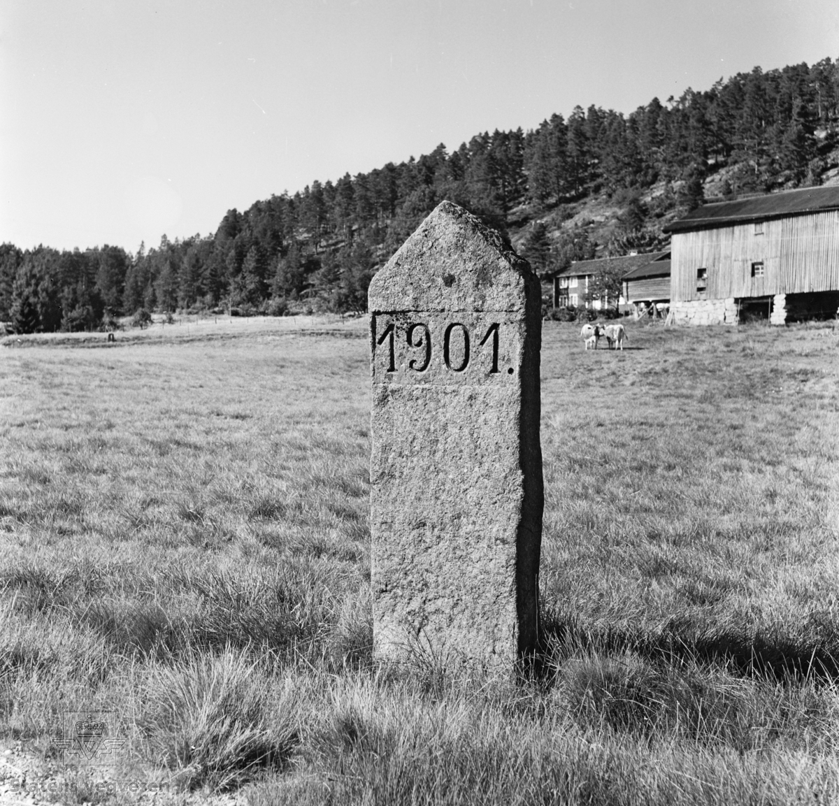 Innskripsjon på stein med årstall 1901  Birkenes. Se også bilde NVM 09-F-00469
Stedsnavn: Engesland.