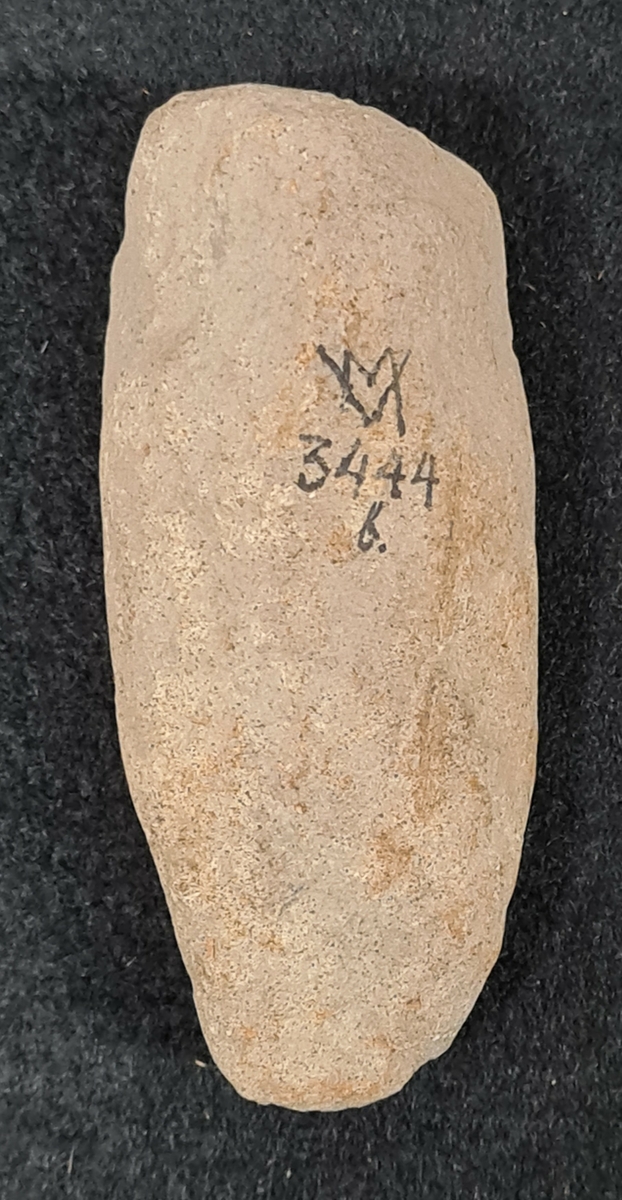 03 444:a,b,c. Hittade vid Margreteberg, Vänersnäs socken, Västergötland. Köpt av Blomqvist.

a. Slipsten med 7 slipytor. L. 17 cm. Bredd 10 cm.
b. Yxa bergart, 1 st. L. 9,5 cm. Bredd 4,5 cm.
c. Trindyxor, 3 st. L. 14 cm. Bredd 4,5 cm.
