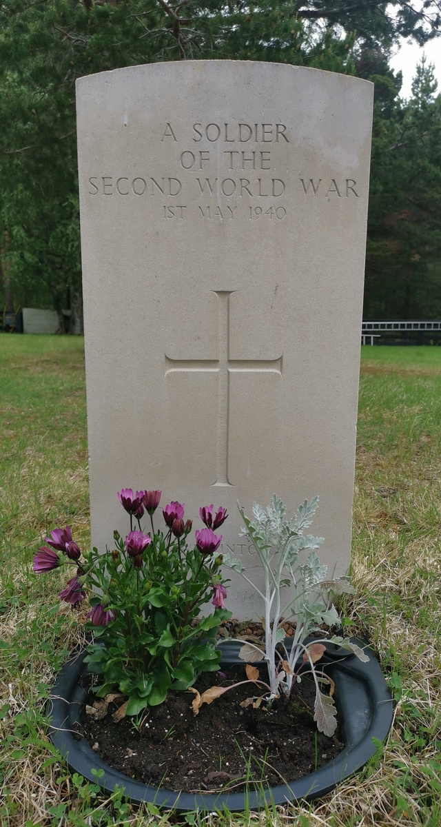 "A Soldier of the Second World War" (d. 1940), britisk krigsgrav på Lesjaverk kirkegård.