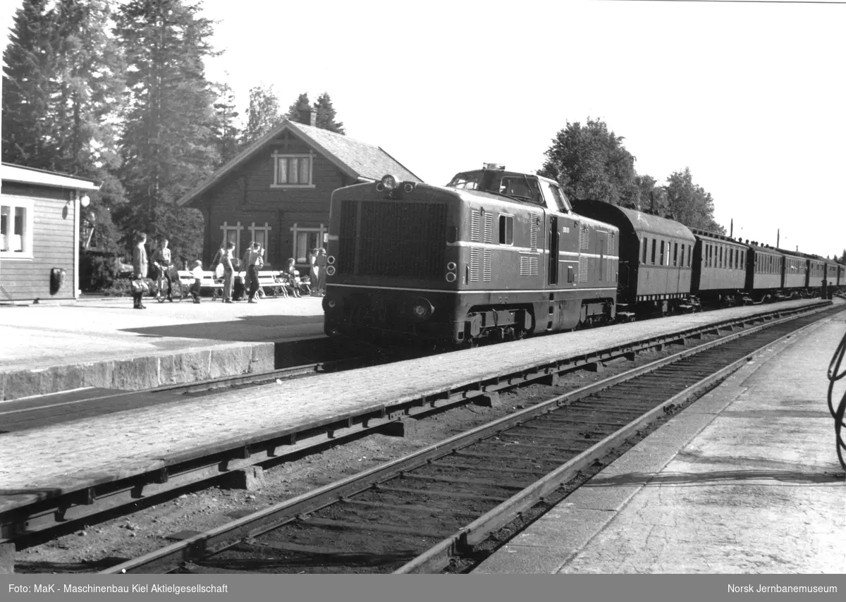Tysk diesellokomotiv MaK 2000 001 med persontog til Gjøvik på Eina stasjon. Lokomotivet var på prøvedrift i Norge