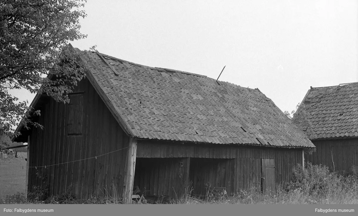 Byggnadsinventering 1972. Pålhammarsgården (Postgården), stä 514-15. Ladugård från SV.