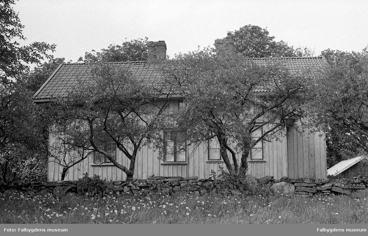 Byggnadsinventering 1972. Pålhammarsgården (Postgården), stä 514-15. Från Ö.