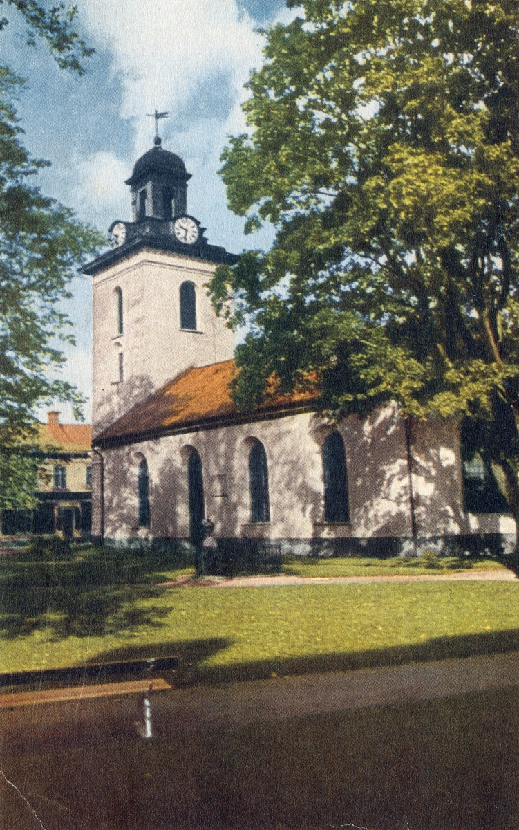 Färglagd bild av Alingsås stadskyrka, klockan på klocktornet visar 09.30.