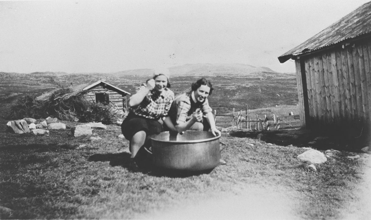 To kvinner skraper en primkjele. På Tovaseter, ca. 1940.