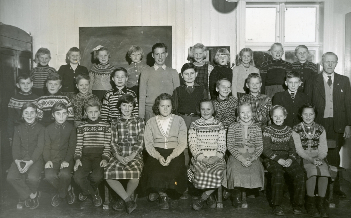 Kjølebrønd skole. I og II klasse.  28.11.1956. Lærer Jens Barland