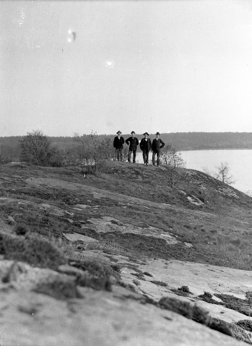 Fyra män vid sjö