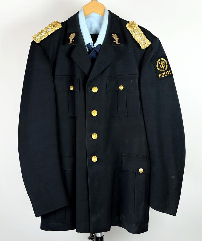 Denne uniform er brukt av Politimester Olav Gjermund Neerland. Denne type uniform ble brukt fra 1949-1990. Foto: Emir Curt/Anno Glomdalsmuseet