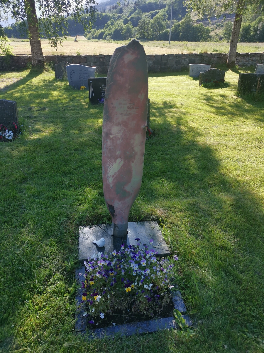 Wolfgang Kindt (1916–1945), østerriksk flyger. Grav på Sæbø kyrkjegard i Hjørundfjord. En propellvinge fra flyet han styrtet med er satt opp som gravminne.