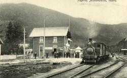 Et av Valdresbanens damplokomotiver nr. 1-4 med tog på Fager