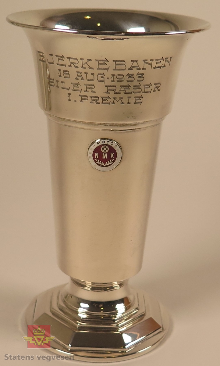 Pokal laget av sølv formet som et beger. Merking: NMK NORSK-MOTOR-KLUB
