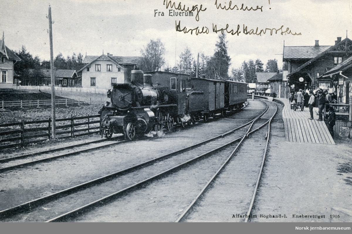 Damplokomotiv XXIIIa nr. 39 med tog på Elverum stasjon