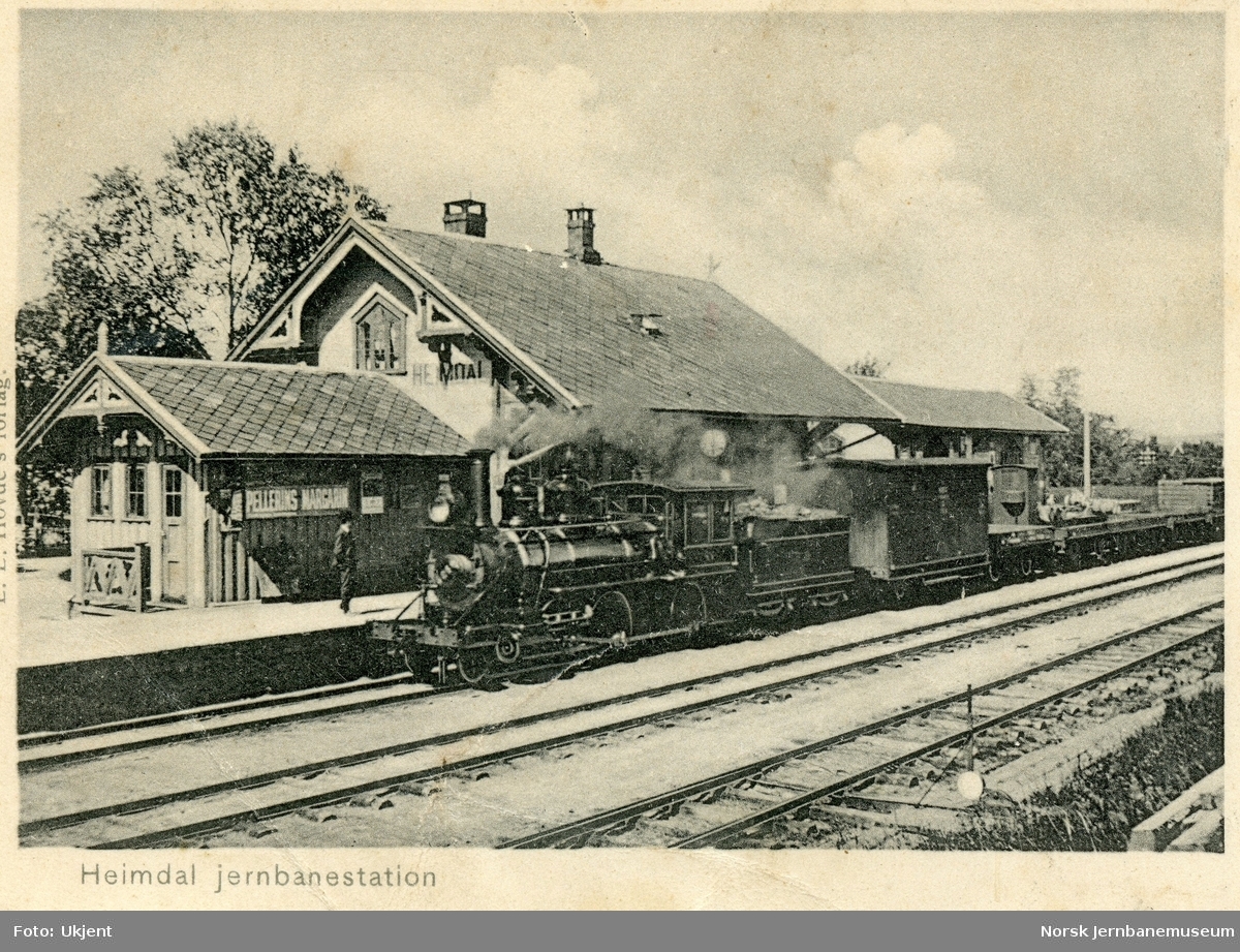 Damplokomotiv type XVI, muligens XVIb nr. 37 eller 38, med godstog på Heimdal stasjon