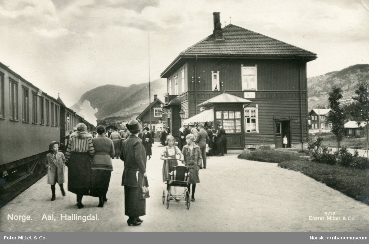 Persontog til Bergen og mange reisende på Ål stasjon