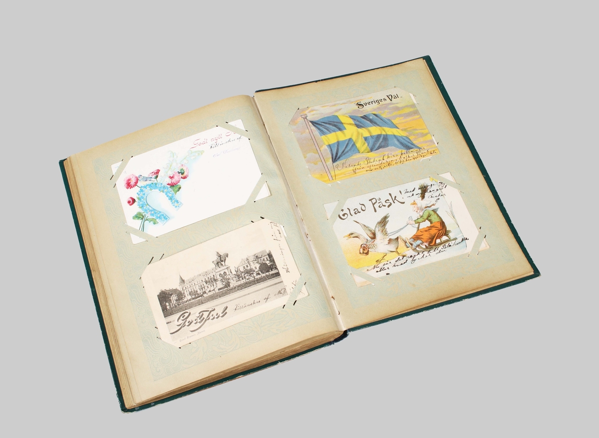 Album för brev- och vykort. Pärmen blågrön, med förgylld präglingsdekor, av blom- och bladbårder upptill och nedtill. Upptill, även med porträttbild av kvinna inom medaljong. I mitten texten: "Brefkorts-Album". Ryggen svart. Albumet har 24 blad. Varje blad med 4 olika kort.
Allt från julkort, påskkort, gott nytt årkort, pingstkort, stadskort, landskapskort m.fl.