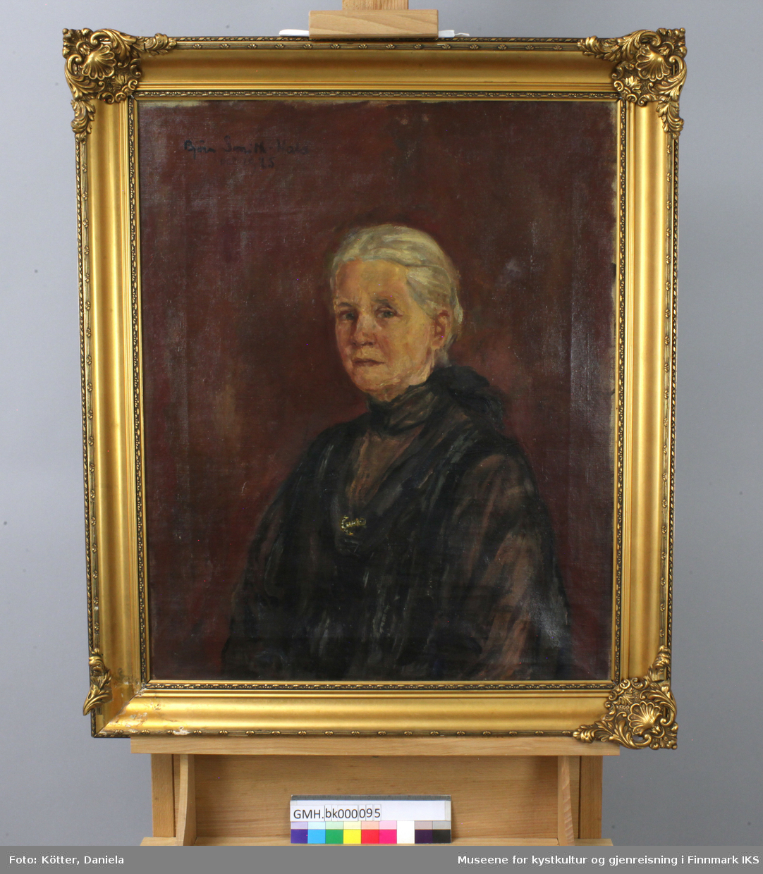 Emilie Birgitte Eckmann er portrettert som eldre dame. Det gråe håret er satt opp til en kute i nakken. Hun er ikledd mørke klær og en slags tynn kåpe som holdes sammen over brystet med en brosje utformet som anker.  Bakgrunnen er utført i mørke rødnyanser. Kunstneren Bjørn Smith-Hald sin signatur med datering 1925 i øvre venstre hjørnet. Bildet ble utført ti år før den avbildede døde.