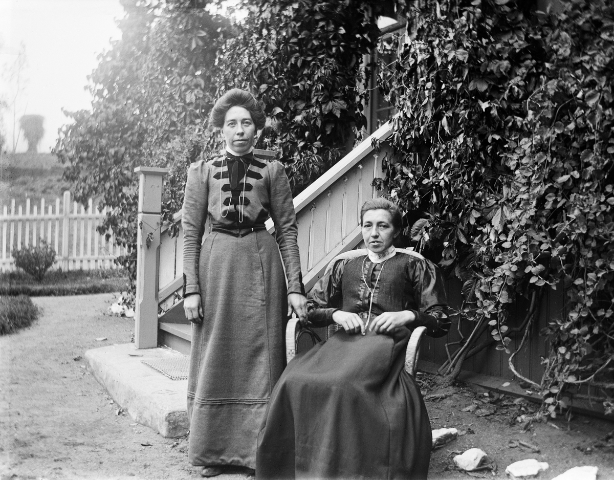 To damer ved trapp på Viken Gård.