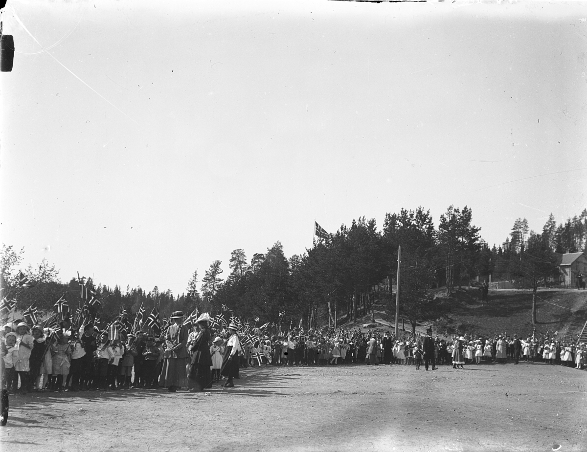 
17.mai ca.1920 på skoleplassen Gjøvik skole, fotografert mot sør