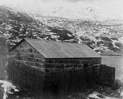 Narvik, dynamittlager i Indre Sildvik. Bygning av stein med 
