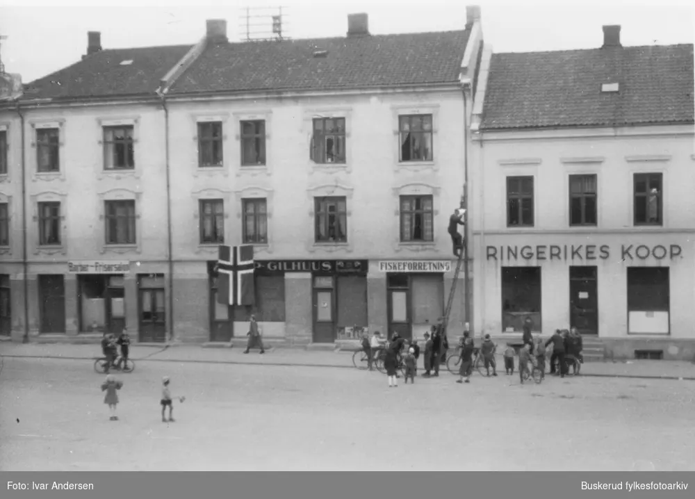 Frigjøringen av Norge, fra Hønefoss. Fra Nordre torg i Hønefoss. Tyske flagg rives ned.